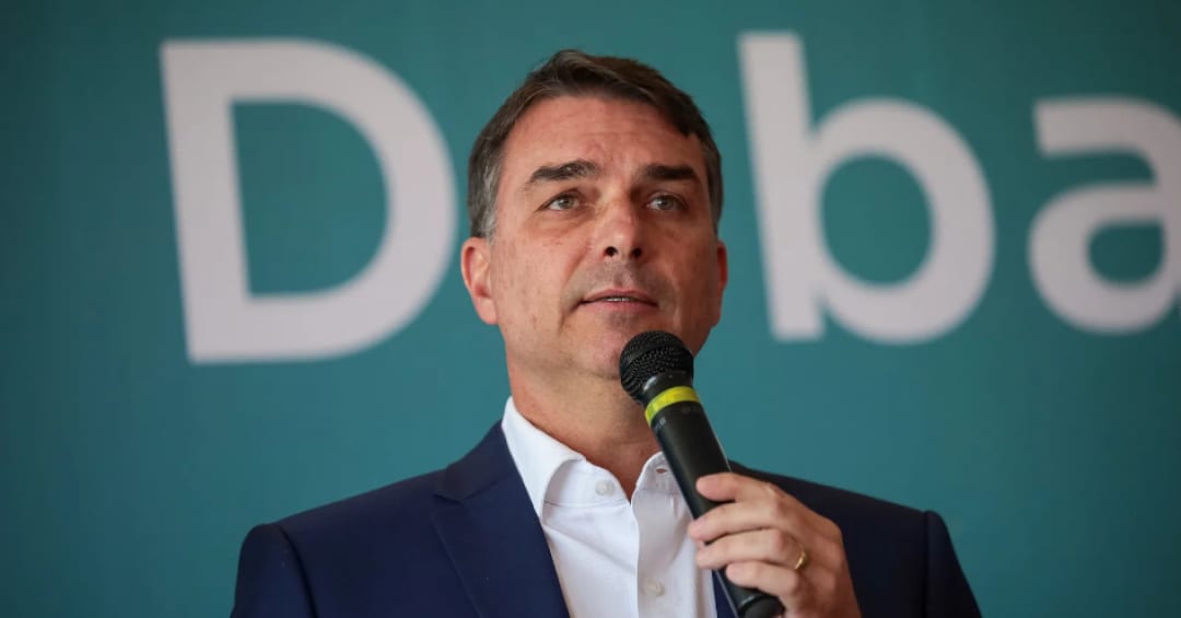 Flávio Bolsonaro se encontra com ministro de Bukele e diz que Brasil tinha que prender mais