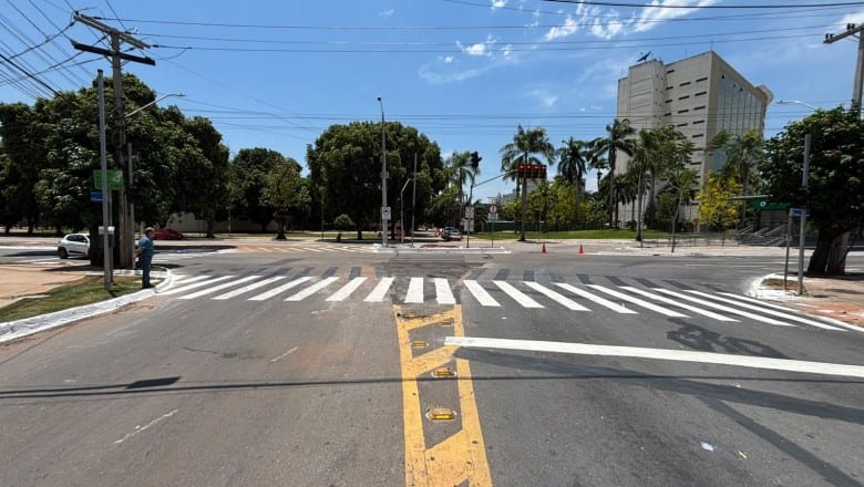 Cruzamento entre Avenida 85 e Praça Cívica ganha mais espaço após retirada de barreira