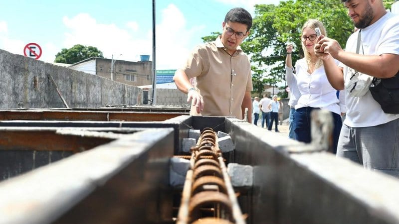 Victor Marques vistoria obra no Canal da Mauricéia, que promete reduzir alagamentos no Ipsep