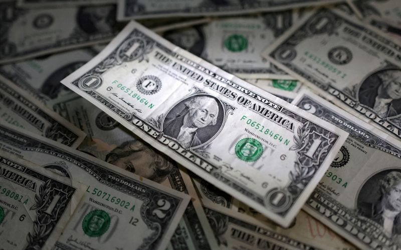 Dólar inicia sexta-feira com leve alta após pesquisa eleitoral
