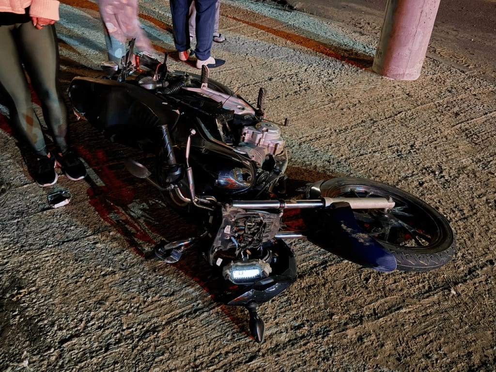Acidente entre carro e moto deixa dois feridos na Avenida Saldanha da Gama