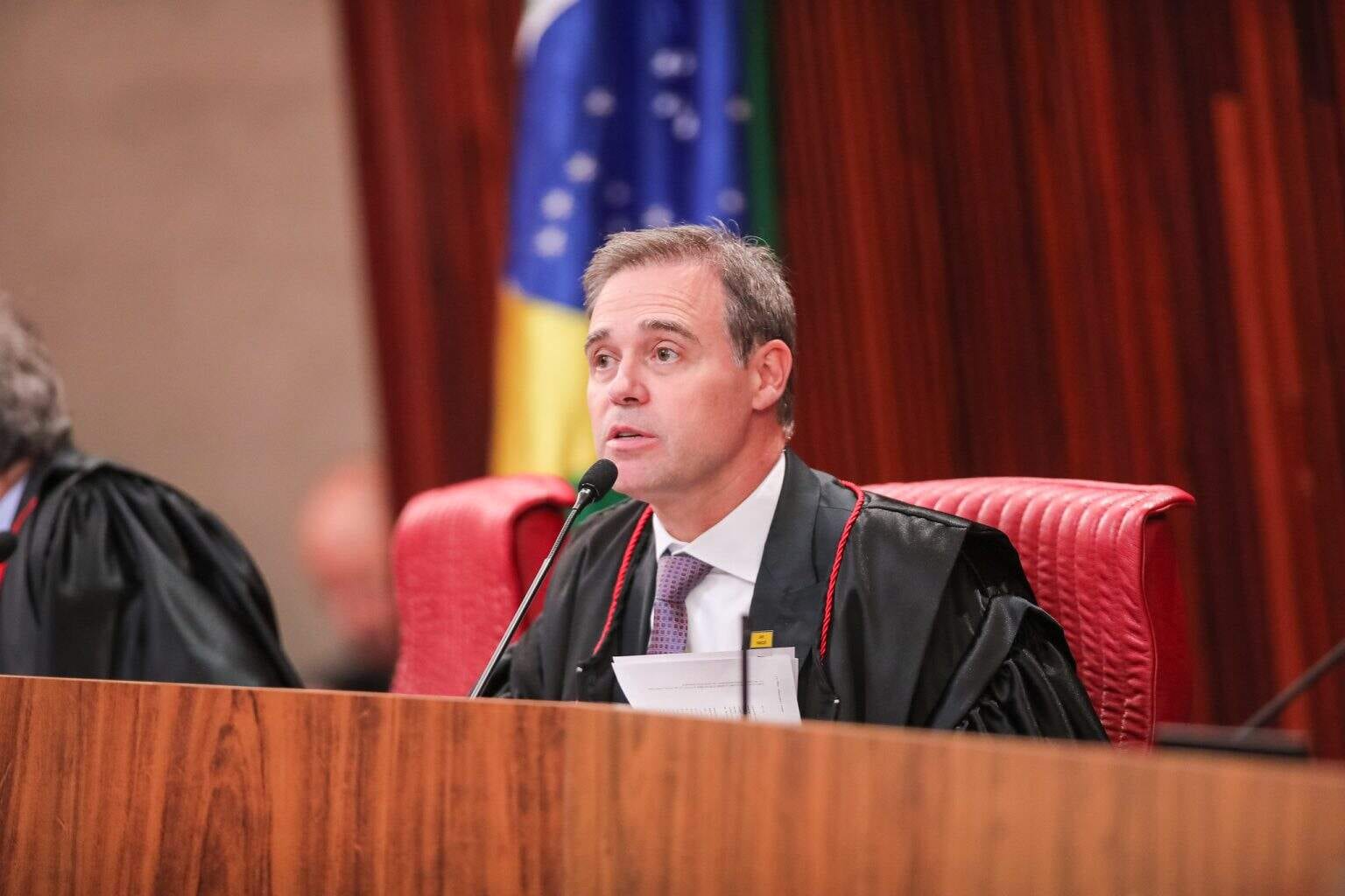 Mendonça decide: TSE não divulgará sigilos de Lula e Flávio