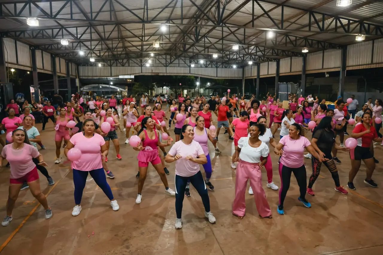 Mulheres de Palmas participam de aulão de zumba e recebem orientações sobre prevenção ao câncer de mama e do colo do úte