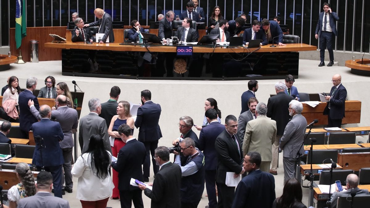 Parlamentares pressionam votação do PLP 42/2023 sobre aposentadoria especial
