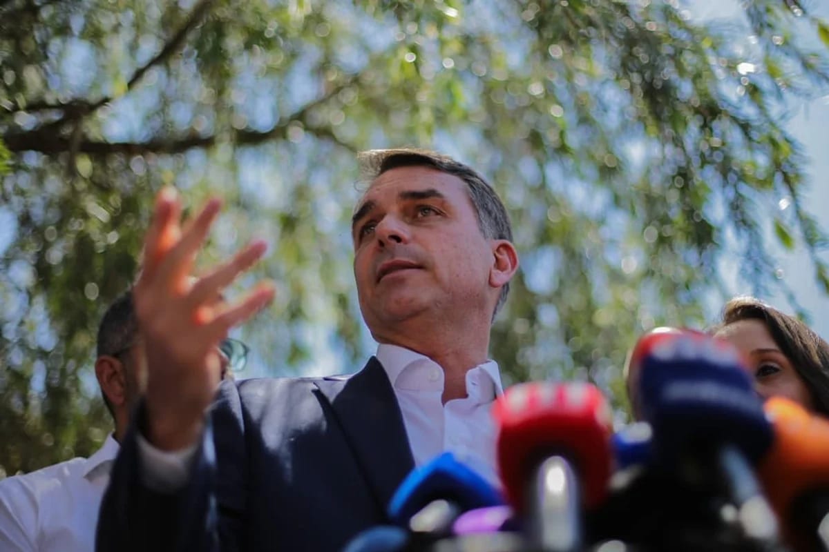 A máscara do Flávio "moderado" não se sustenta