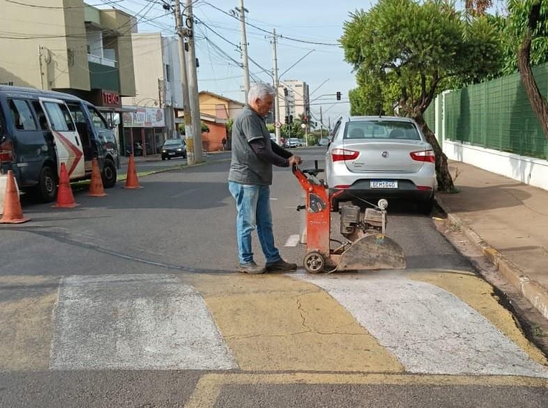 Prefeitura de Fernandópolis remove lombadas na Avenida dos Arnaldos e perto do Colégio Anglo
