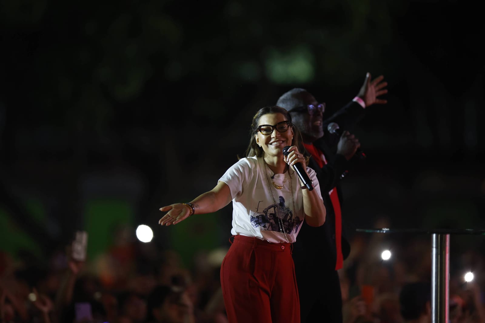 Janja assume protagonismo na campanha de Lula e dirige palanques