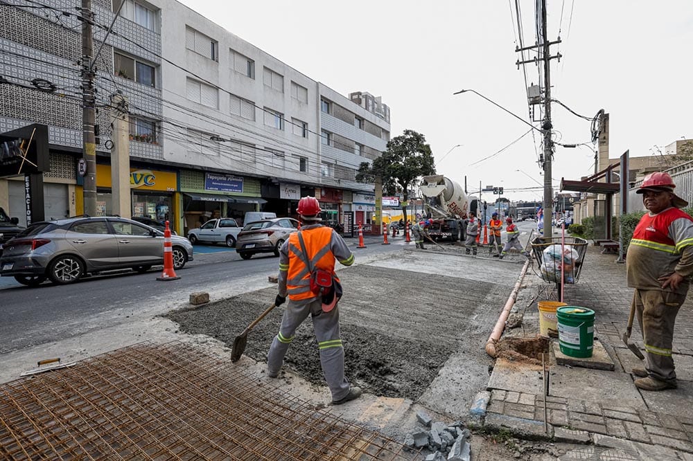 Recapeamento da Av. Goiás avança com piso de concreto nos pontos de ônibus