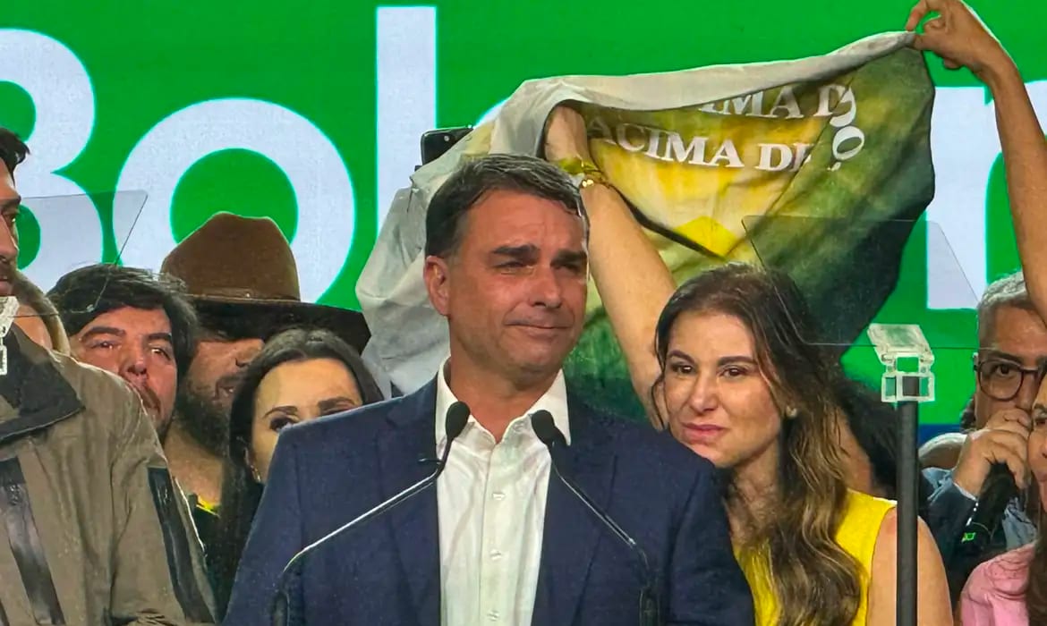 Autoridades americanas confirmam fuga de Flávio Bolsonaro, aponta agência