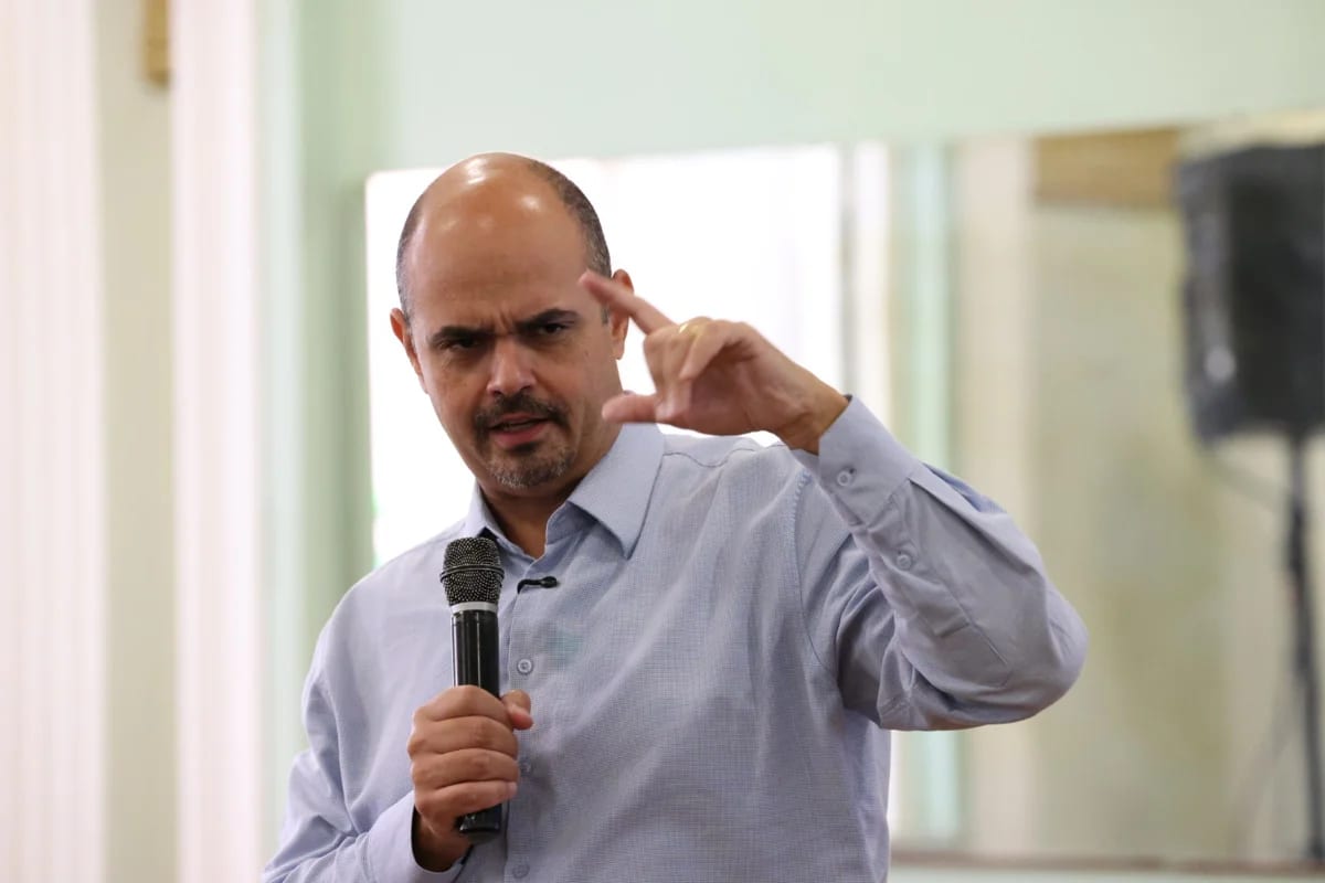 Simões tem 41% de aprovação e 4% das intenções de voto em MG