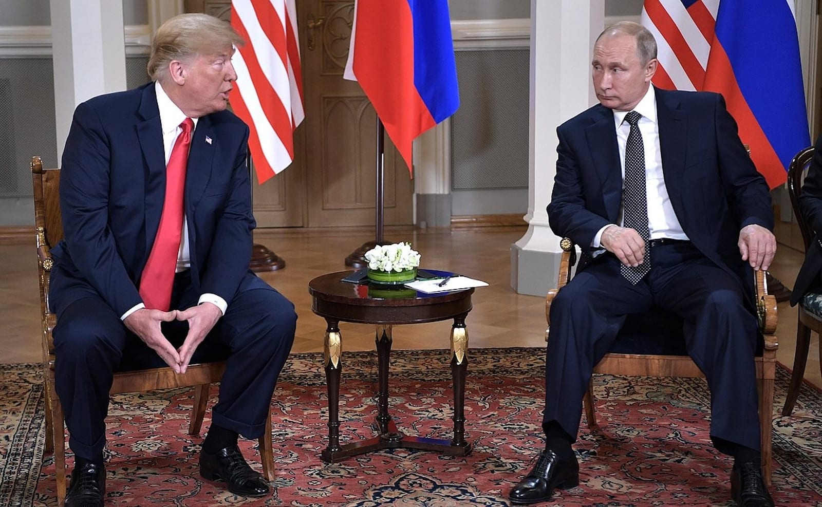 Trump sanciona lei que amplia sanções à Rússia e ao Irã