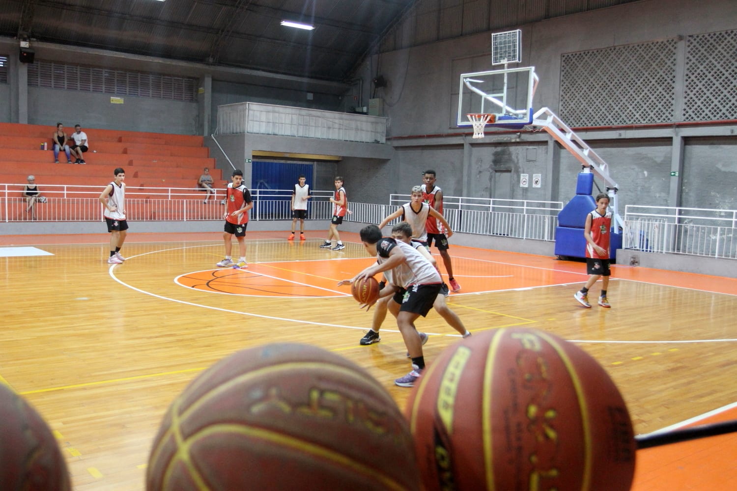 Jacareí oferece aulas gratuitas de basquete para crianças e adolescentes