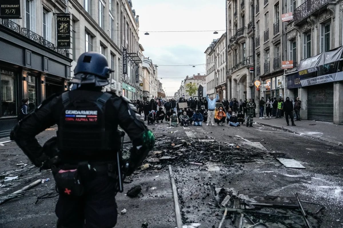 Ministro admite falhas na resposta à onda de violência na França