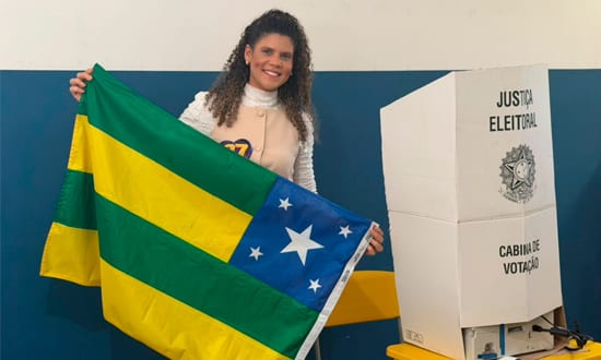 Taty Cristina votou em Atalaia Nova às 9h deste domingo