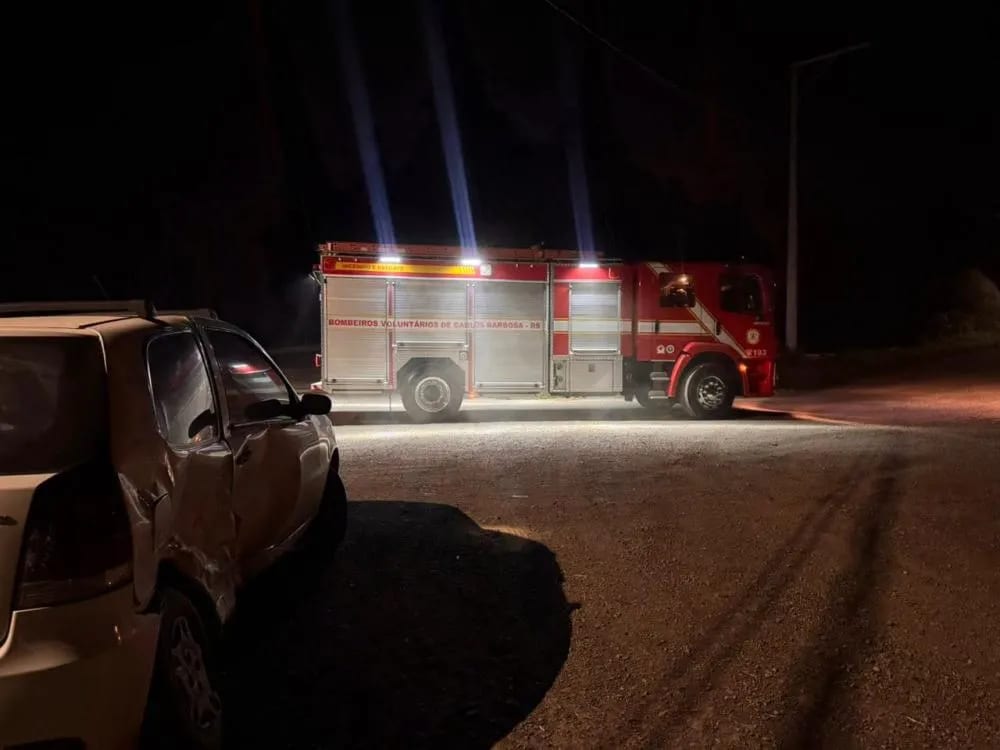 Colisão entre dois carros deixa motorista ferido na BR-470