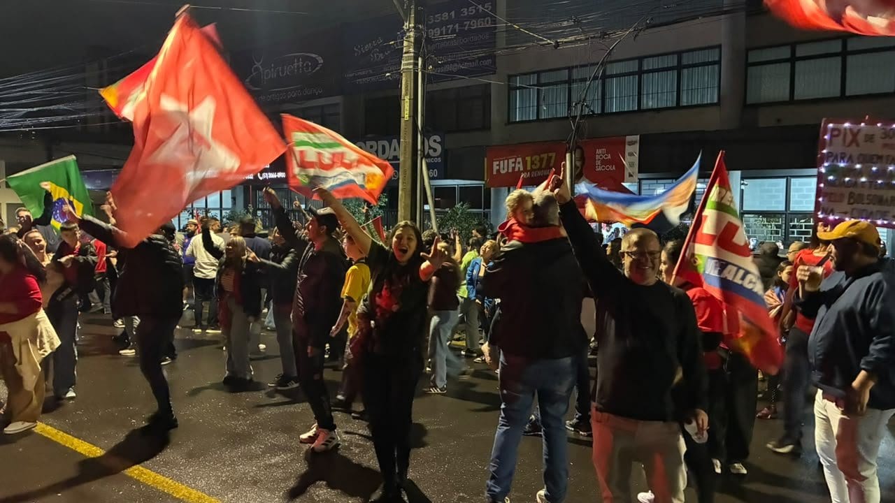 VÍDEO: Apoiadores de Lula comemoram reeleição em cidades do Vale do Sinos