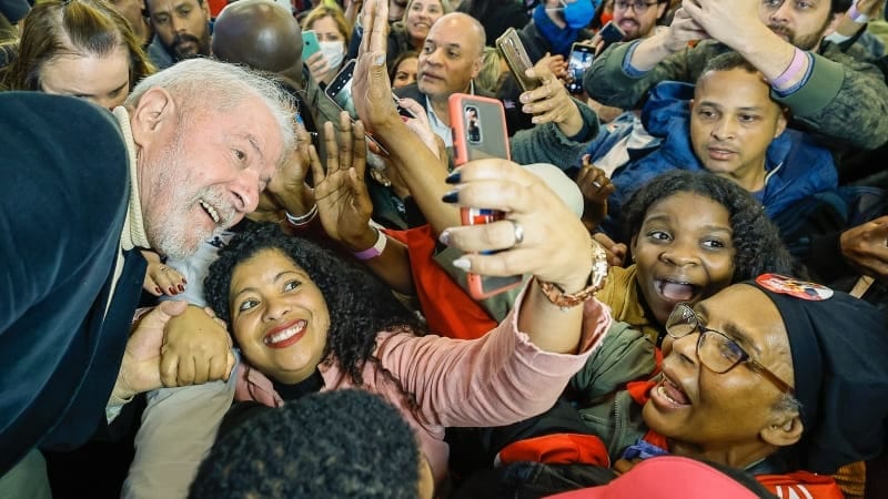 Datafolha: Lula tem 53% entre eleitores católicos, 56% entre os negros e 50% entre as mulheres