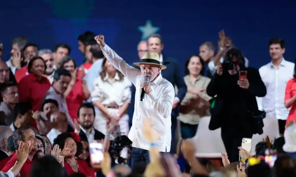 Lula é oficializado como candidato à Presidência pelo PT em convenção