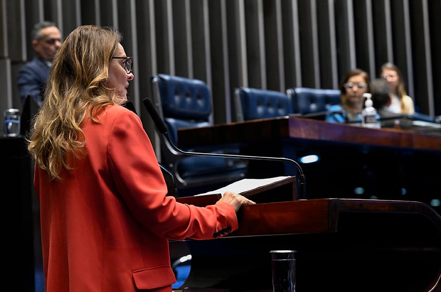 Plenário aprova sessão especial em homenagem às cientistas brasileiras
