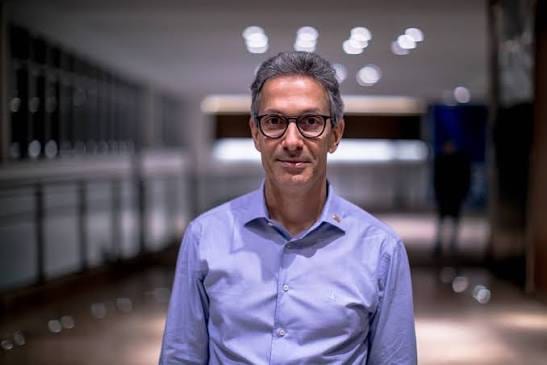 Romeu Zema visita escola em Joinville e defende valorização de professores e gestão por resultados