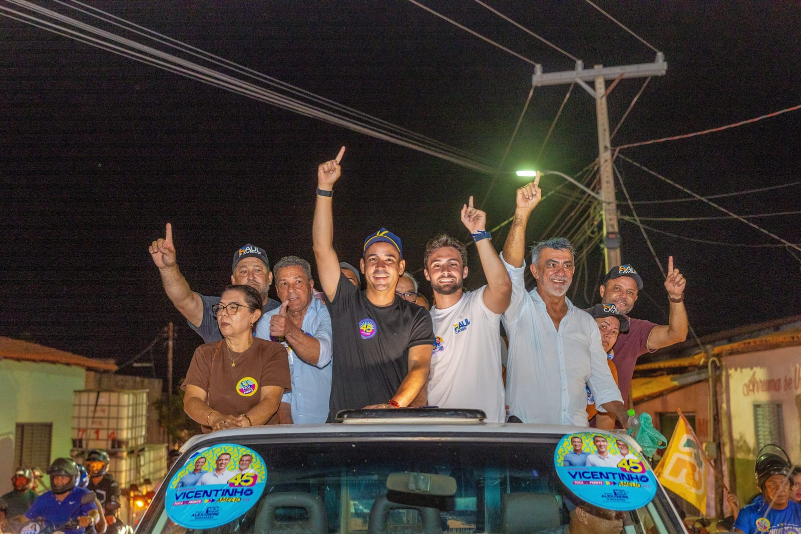 Vicentinho e Amélio arrastam multidão na carreata de Axixá