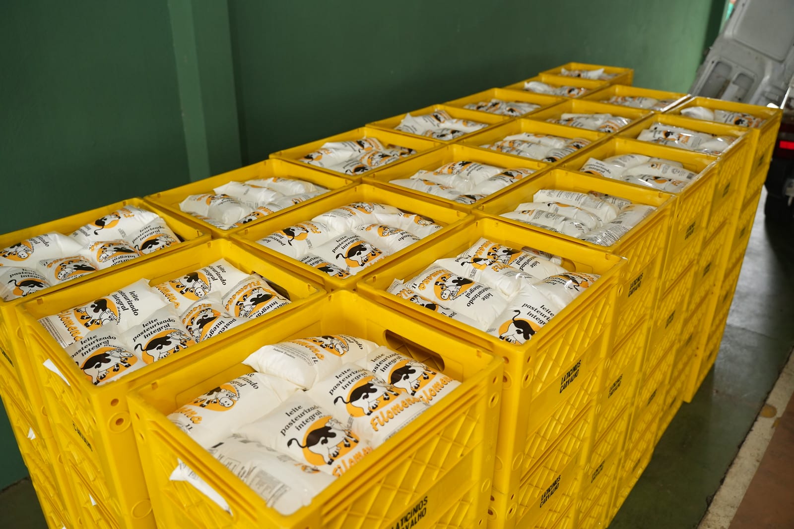 Catalão distribui 7.000 litros de leite a 1.000 famílias