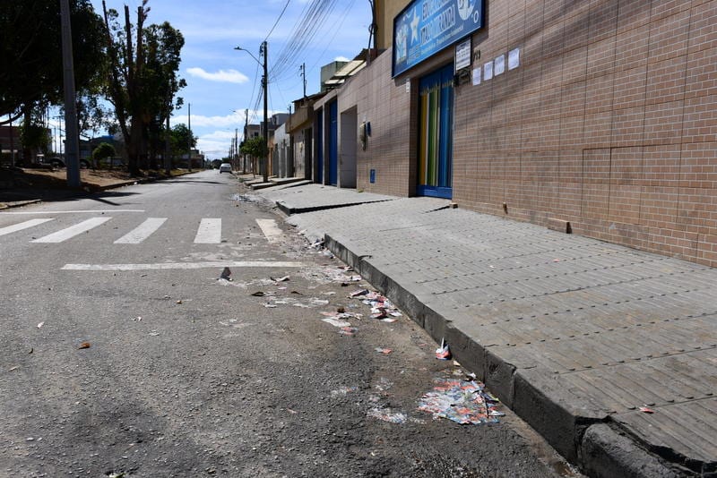 Eleições 2026 | santinhos deixa calçadas escorregadias e gera risco a pedestres em Vitória da Conquista