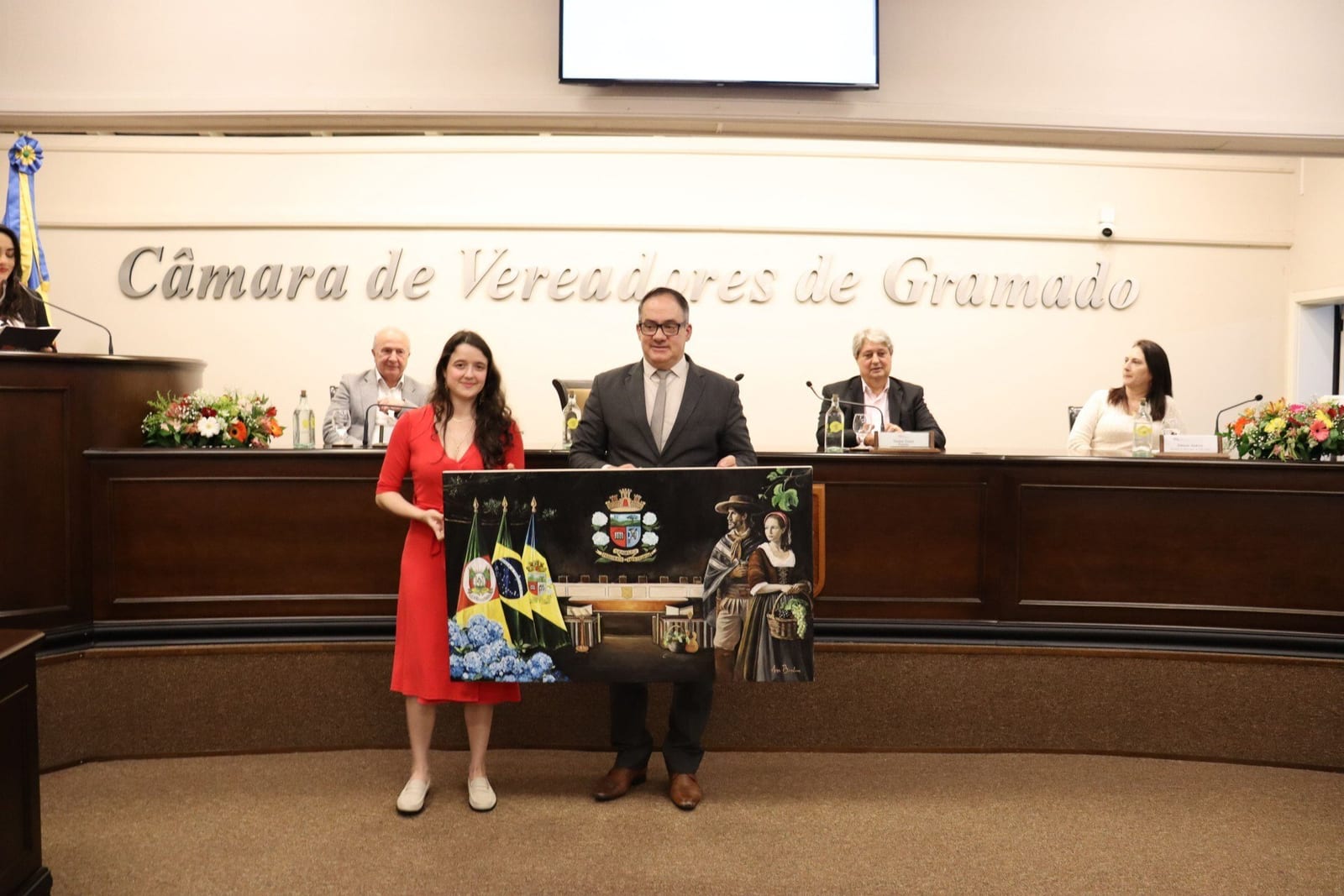 Câmara de Vereadores recebe doação de obra que homenageia símbolos e história de Gramado