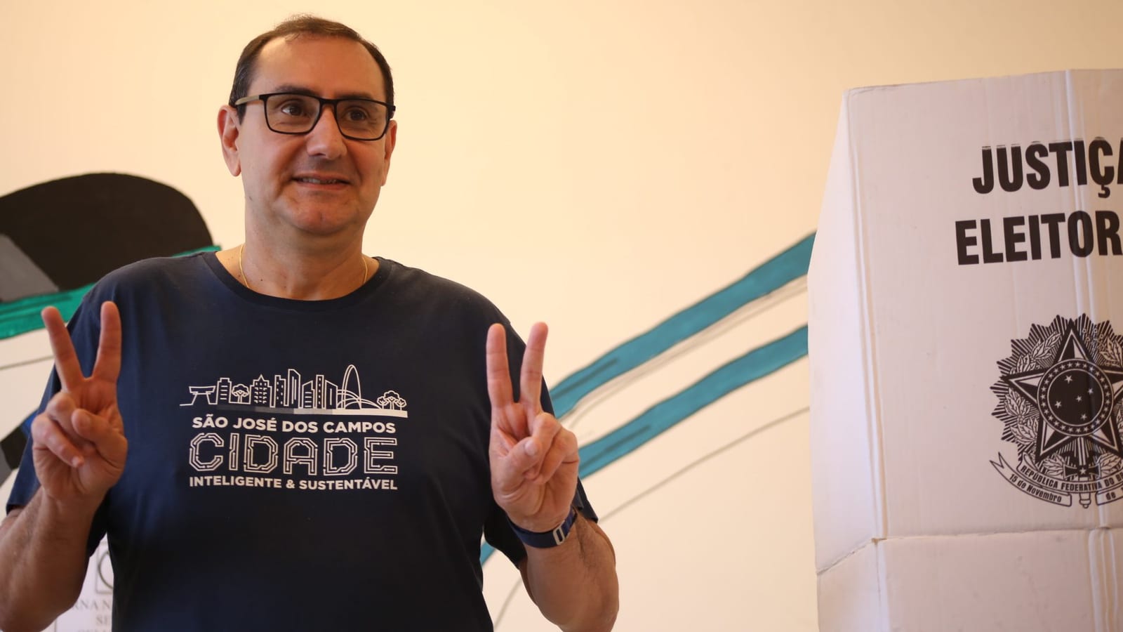 Em apoio a Flávio Bolsonaro, Anderson vota e fala sobre expectativa: ‘Devolver tranquilidade e paz’