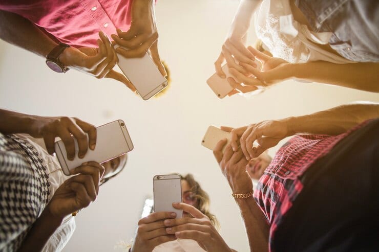 Grécia proíbe menores de 15 anos de utilizar redes sociais