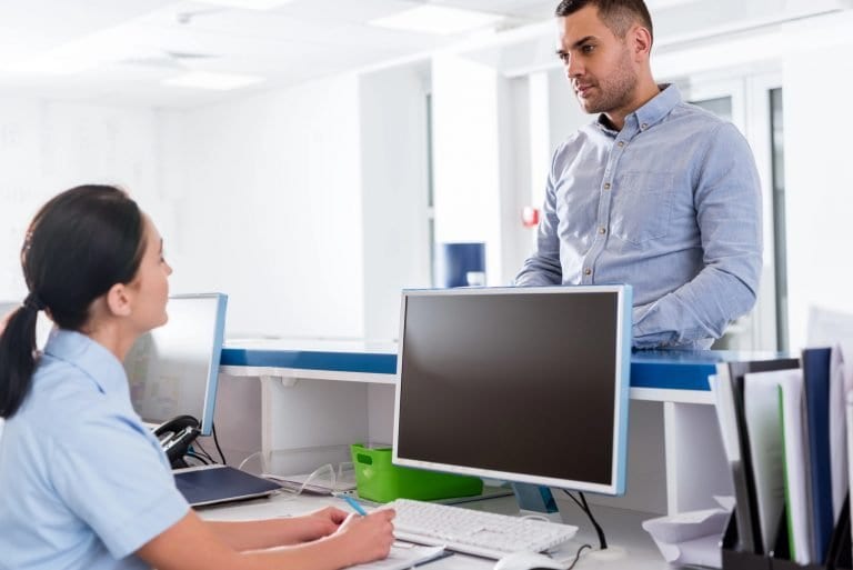 PL 2742/26 fixa piso de R$ 2.450 para recepcionistas contratados pela CLT