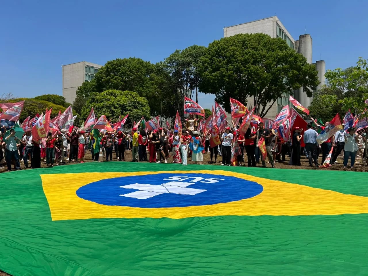 'Abraço à Esplanada' reúne servidores e apoio a Lula em Brasília