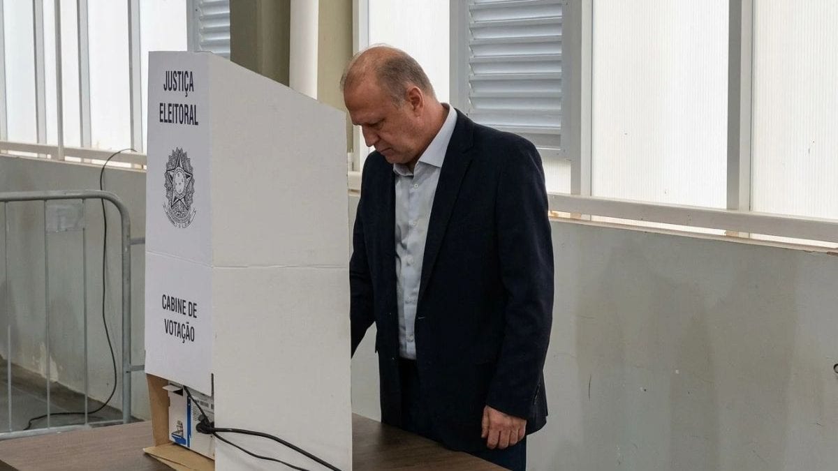 Gelson Merisio vota na APCEF/SC em Jurerê, Florianópolis