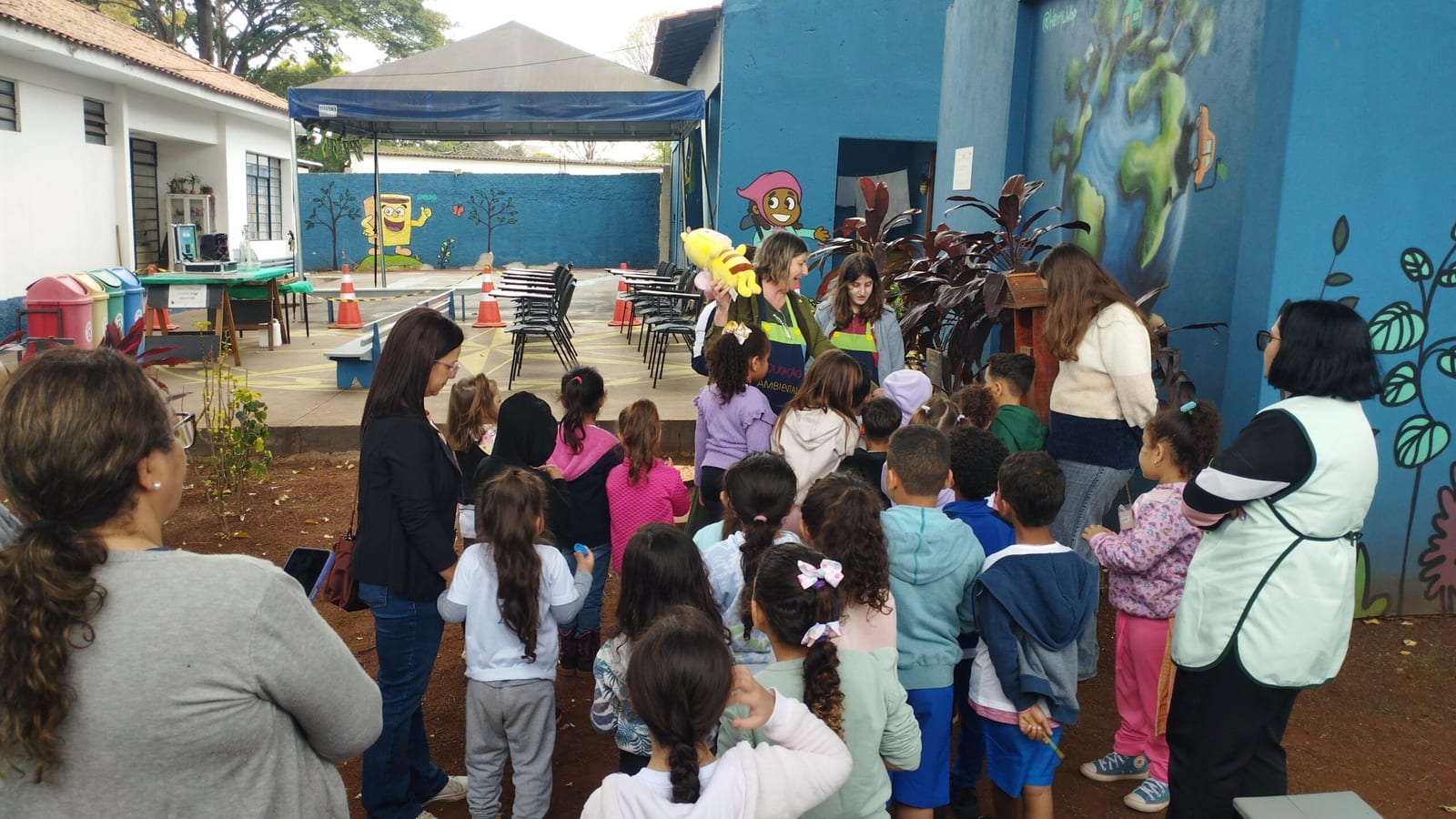 Casa da Agricultura recebe 44 crianças da creche Caic e da escola Casa da Criança Maíra