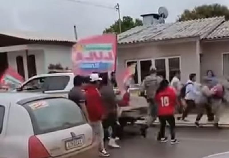 Imagens mostram agressão contra policiais durante ato político em cidade do RS