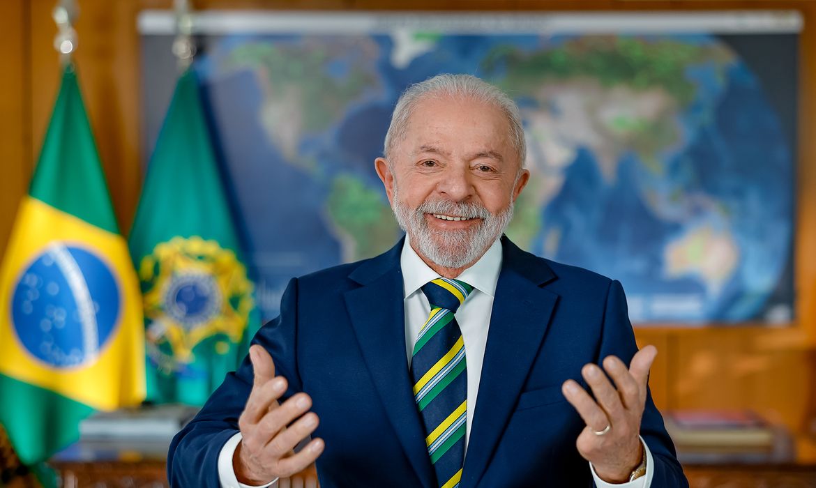Lula oficializa candidatura à reeleição; Flávio busca vice