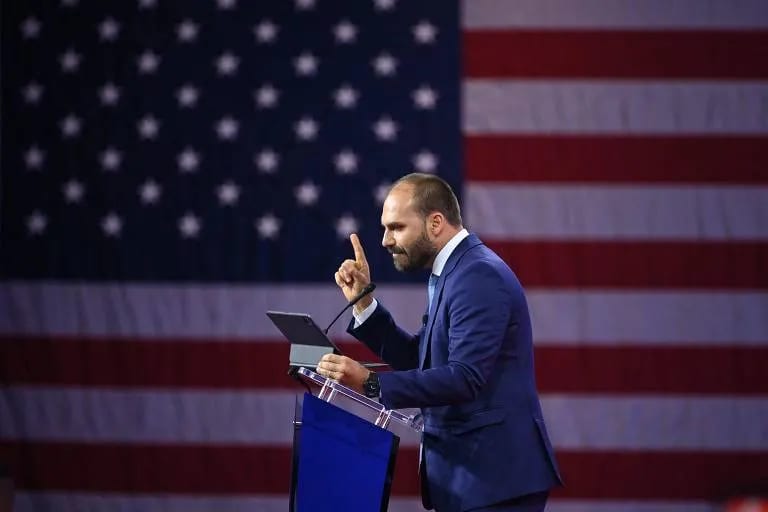 Eduardo Bolsonaro levanta dúvidas sobre lisura das urnas eletrônicas