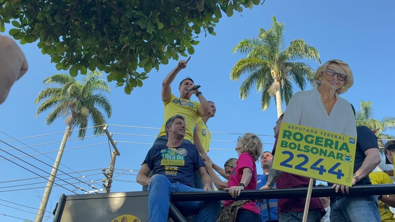 Flávio Bolsonaro promete CNH para maiores de 16 anos
