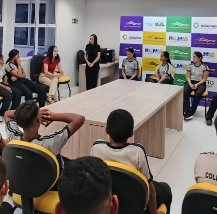 Alunos de Pedro Afonso protocolam manifesto pela proteção das mulheres na Assembleia