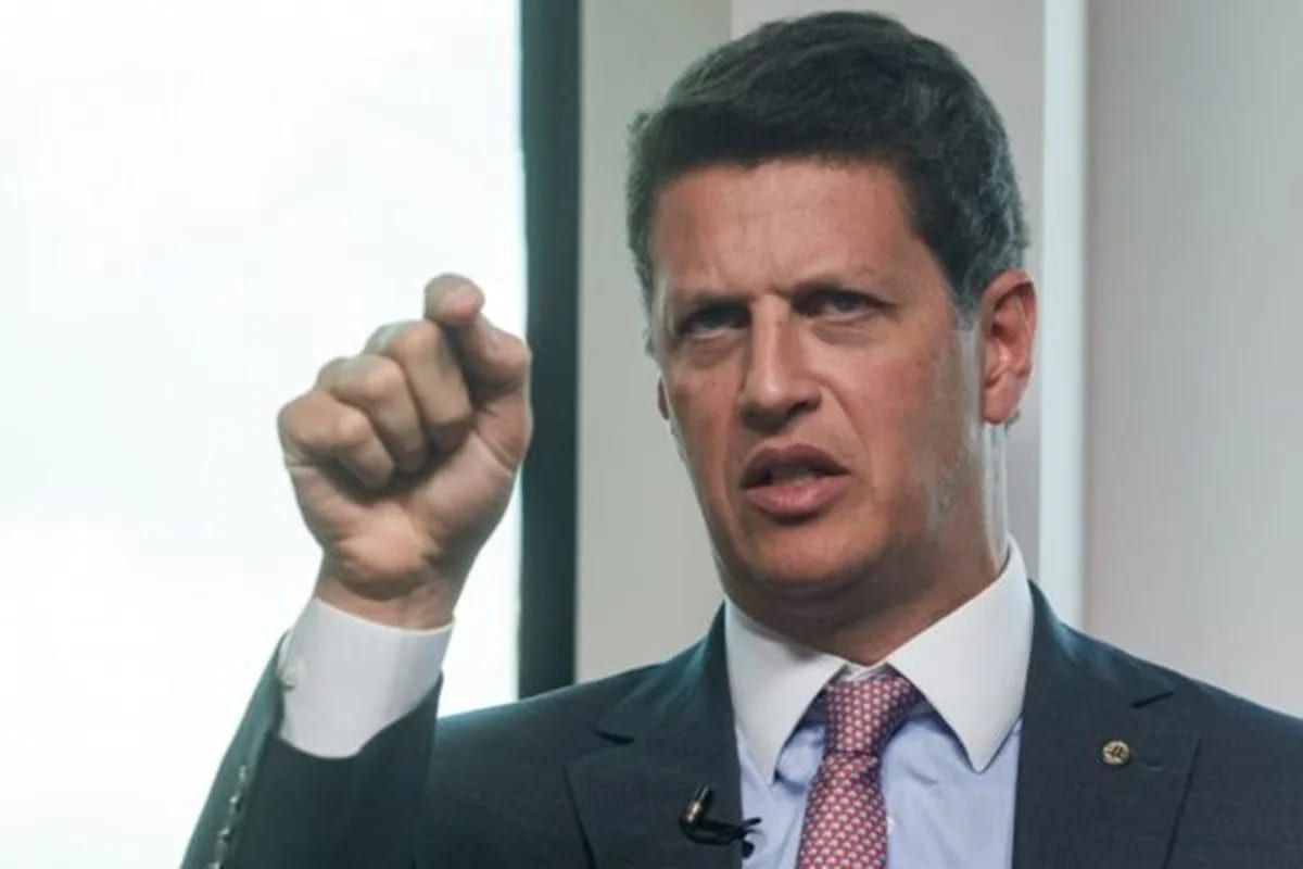 Salles mirava governo ou prefeitura de SP antes de desistir