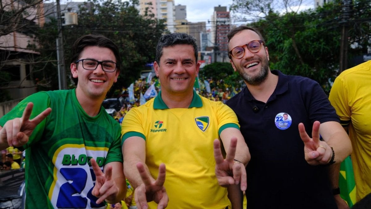 Multidão se reúne em Londrina durante caminhada com Moro e Filipe Barros em apoio a Flávio Bolsonaro: ‘Aposentar o PT’