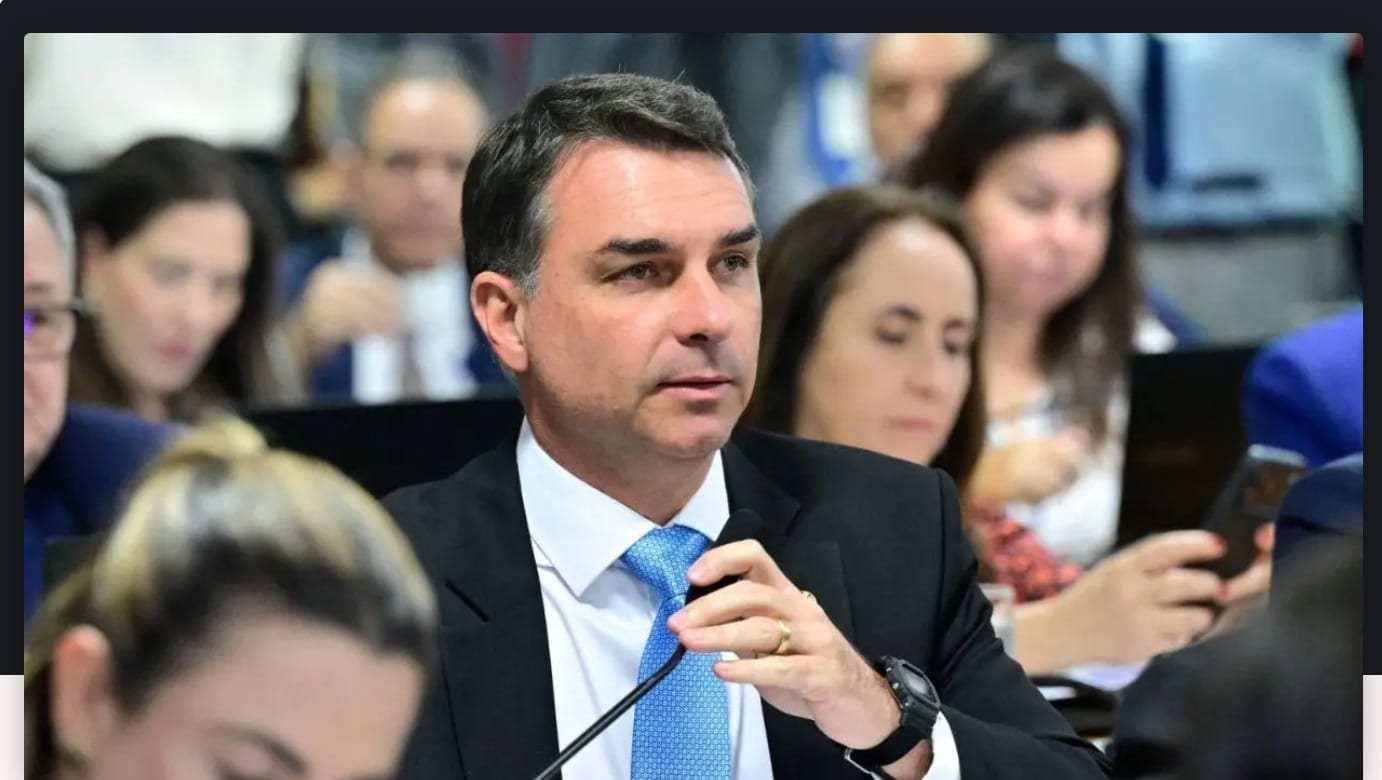Urgente: aliados são avisados de que Flávio Bolsonaro fugiu do Brasil; Piloto diz que nome do senador estava em lista de