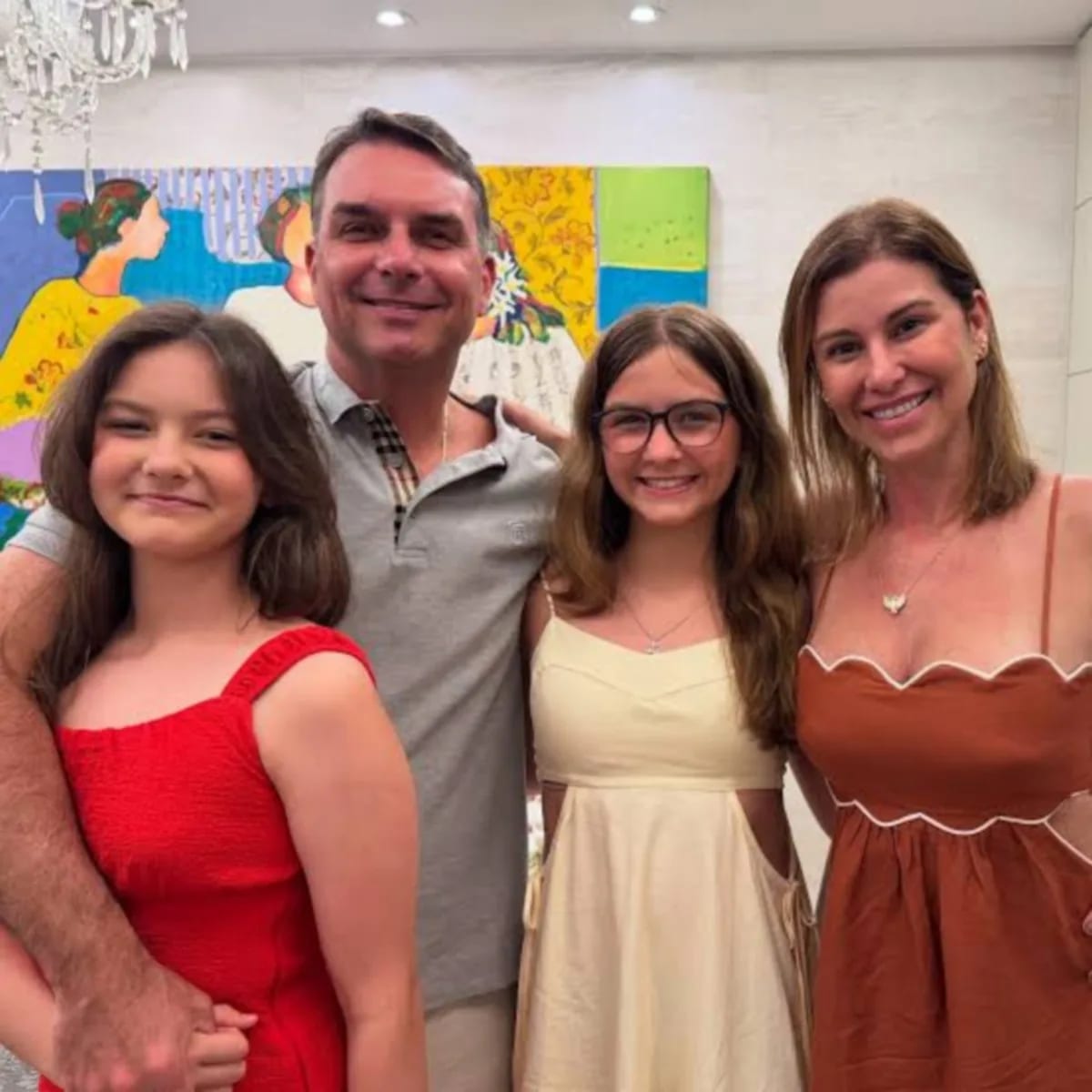 Senador Flávio Bolsonaro se exila com esposa e filhas nos EUA após perseguição política e judicial