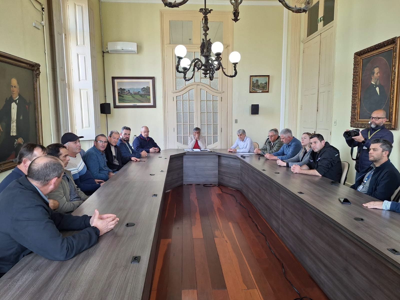 Prefeito de Canguçu participa de reunião sobre perdas de até 80% na safra do pêssego
