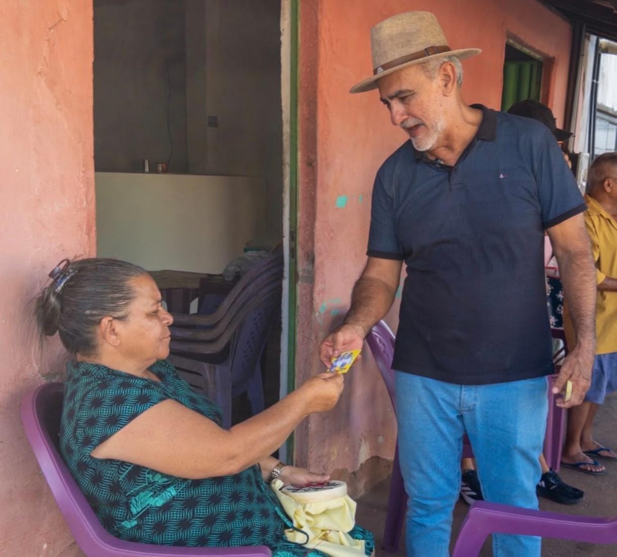Amélio Cayres faz visitas porta a porta no Bico e diz: “olho no olho”