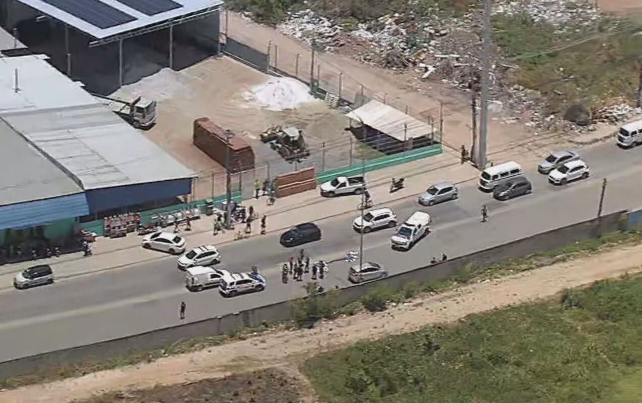 Homem e mulher morrem atropelados após acidente entre carro e motos na PE-22; outras duas pessoas ficam feridas