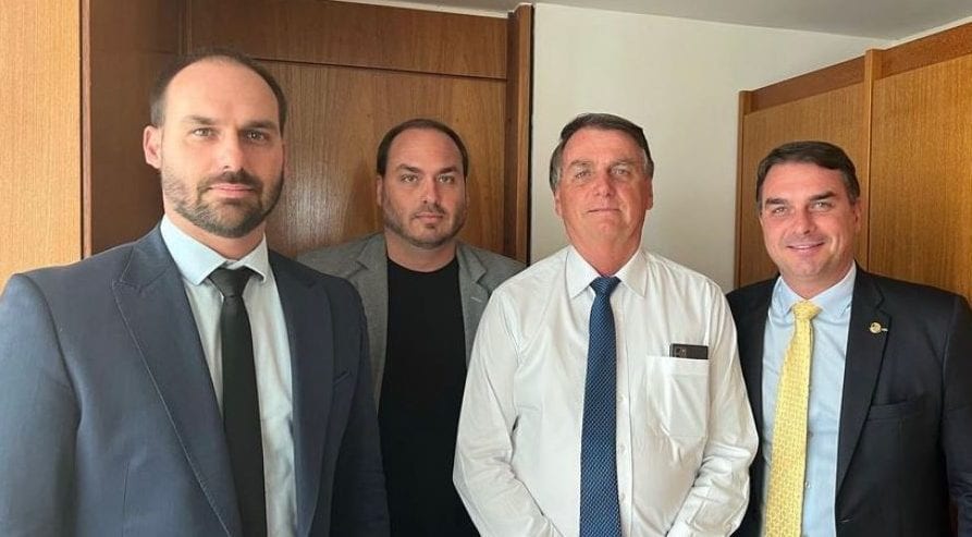 Derrota de Flávio Bolsonaro aponta reorganização da direita e nova disputa por espólio político do pai