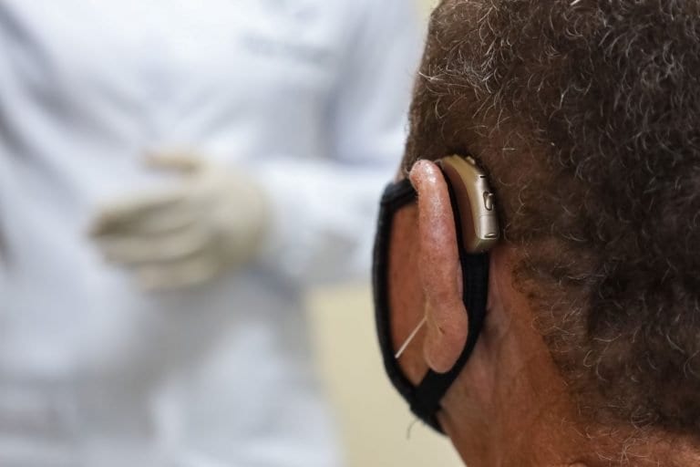 Projeto permite deduzir do IR compra de aparelho auditivo até R$10 mil