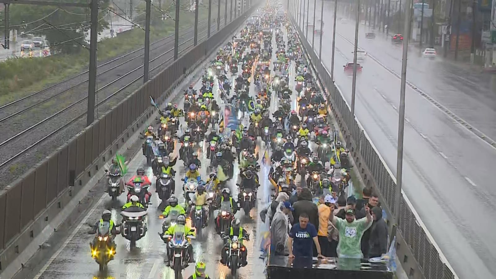 Apoiadores de Flávio Bolsonaro percorrem Porto Alegre em motociata neste sábado