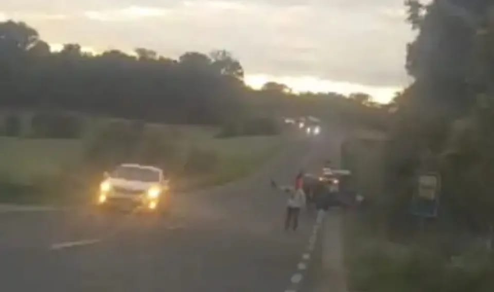 Mulher de 26 anos morre em acidente entre moto e trator na ERS-400, em Passa Sete